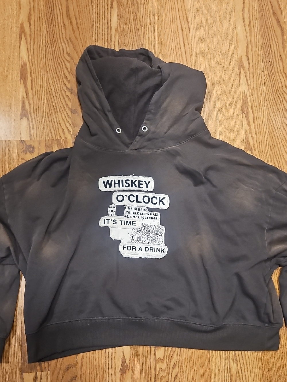 Cleo + Wolf Women's Whiskey O' Clock Graphic Cropped Hoodie